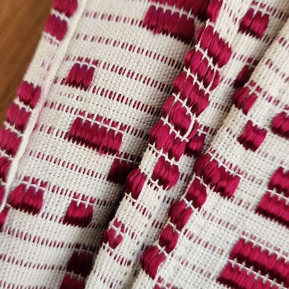 Vintage handmade woven maroon and white floral design tablecloth from Li… - Picture 9 of 9